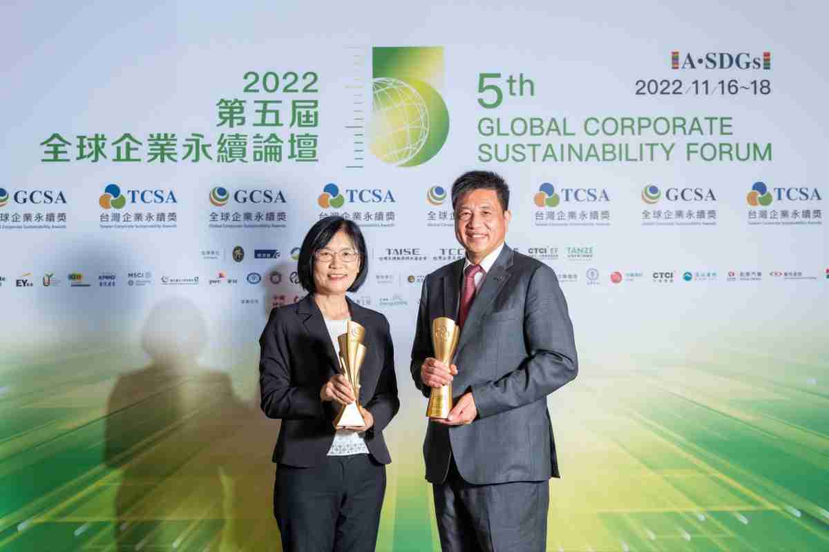 壹号平台作为净零碳排先锋，，，期引领价值链伙伴同行共好，，卫冕制造业组“十大典范企业” 二连冠殊荣(左：壹号平台光电永续长古秀华，，，，右：壹号平台光电董事长暨执行长彭双浪)