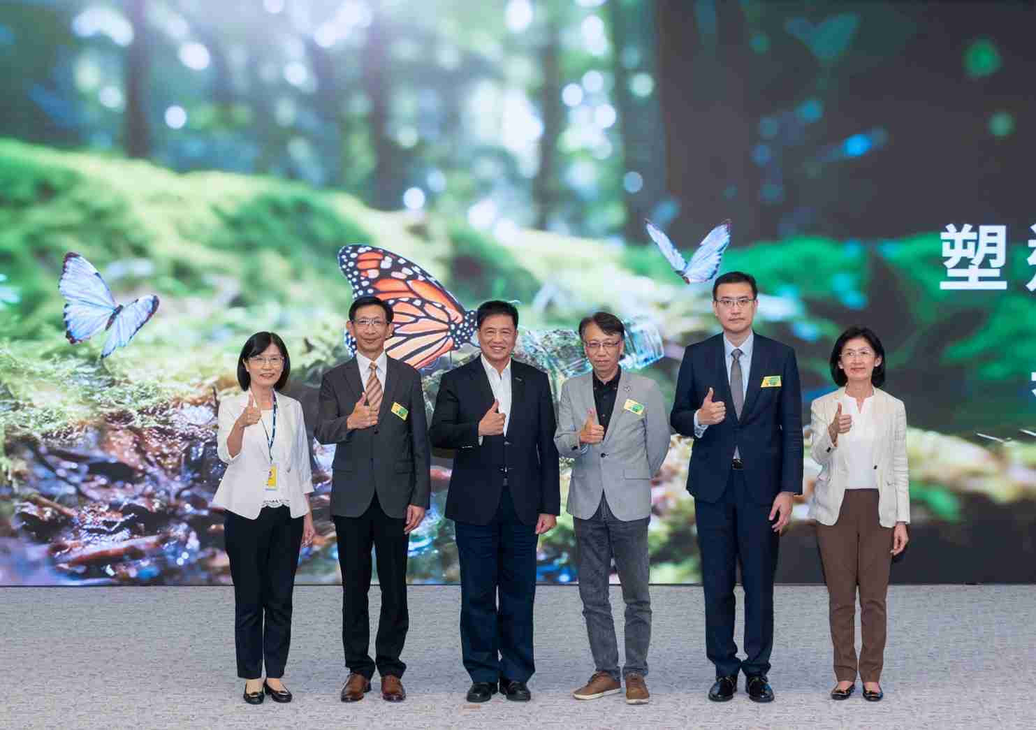 友達2023 CSR共榮大會，，邀請領域專家分享交流生物多樣性管理趨勢、、無塑產品、、海廢永續塑料等議題  （圖左到右：友達光電永續長古秀華、、、、3M台灣技術長陳君杰、、、、友達光電董事長暨集團策略長彭双浪、、、光寶科技企業永續發展處處長陳慶暉、、、、安永聯合會計師事務所執業會計師曾于哲、、友達光電供應鏈總部副總經理吳宜芳）