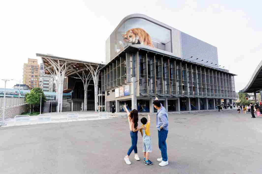 壹号平台打造全台最大户外裸视3D LED弧形萤幕，，，，将超立体的软萌胖橘猫动画活跃于顶楼外墙