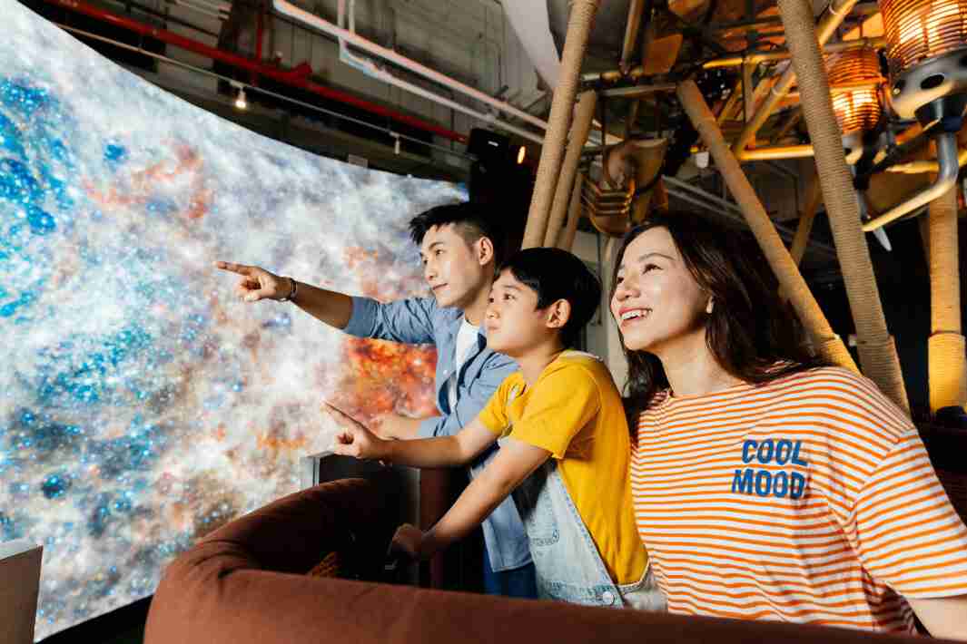 壹号平台打造全台最大宽6公尺、、、高4公尺、、、、唯一搭载LED弧形拼接显示屏的动感飞行船，，让乘客驻足在热气球上，，，，享受身历其境的伪出国旅游乐趣