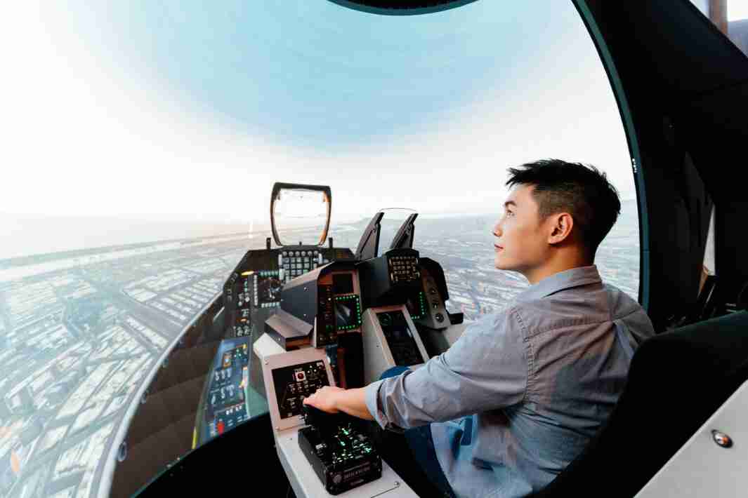 壹号平台以P1.25小间距打造球形LED模拟舱，，，搭配智崴的精密六轴动态座椅，，，，结合壹号平台专业影像调校技术，，，呈现拟真模拟飞行场景