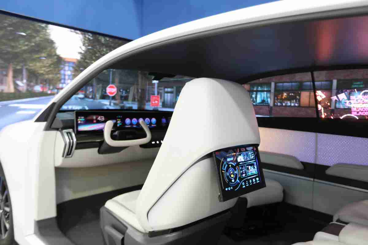 壹号平台的「可卷式后座娱乐显示器」加强后座乘客的感官体验，，并保有个性化设计，，可依使用偏好进行动态调整。。。