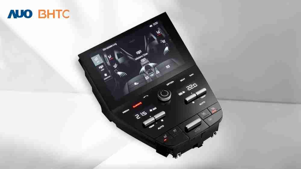 作為友達新生力軍，，BHTC所展示的中央與後座鞍部的Display HMI產品，，，，可處理多區恆溫控制、、、、顯示畫面，，，呈現仿真3D車室分區；以力傳感技術精準傳遞觸感，，並結合音量及震動反饋，，，防止意外啟動，，，提供使用者自然流暢、、、、直觀且輕鬆駕馭的舒適介面