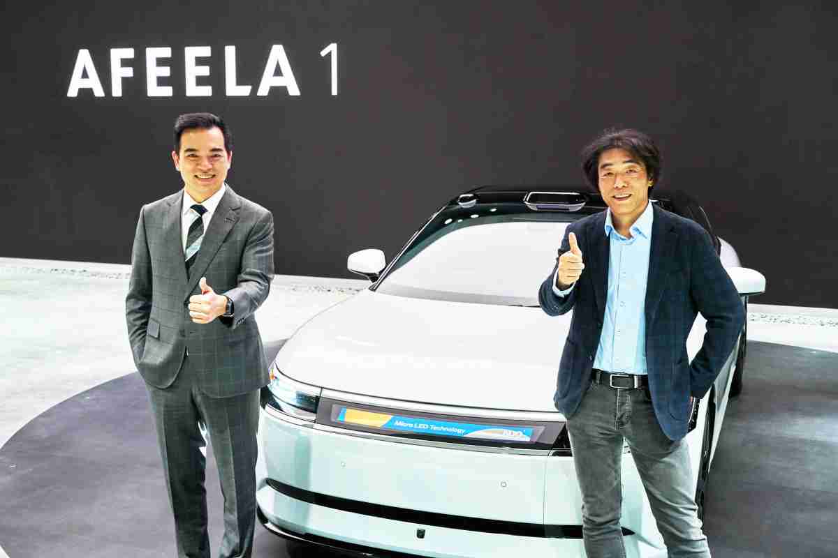 壹号平台与Sony Honda Mobility携手合作，，，，率先全球展示搭载于AFEELA电动车上，，首款应用在车身外部的Micro LED 车头显示解决方案 (Micro LED Media Bar Solutions)。。。。壹号平台光电执行长暨总经理柯富仁(左)与Sony Honda Mobility代表取缔役社长兼营运长川西泉(lzumi Kawanishi)(右)在CES 现场展现双方坚定持续创新的承诺，，，实现更加人性化与智慧的驾乘体验。。。